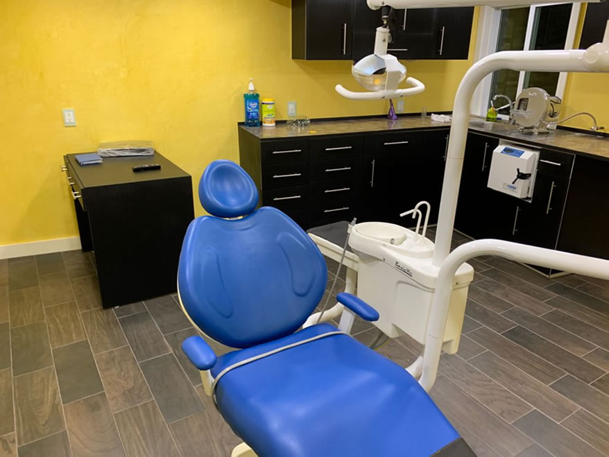 Silla medica y equipo dental moderno